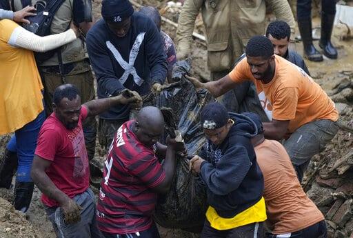 Muertos por deslaves y lluvias torrenciales aumentan a 78 en Brasil